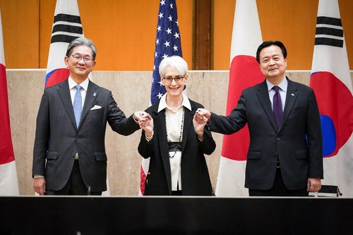 조현동 외교부 1차관과 웬디 셔먼 미 국무부 부장관, 모리 다케오 일본 외무성 사무차관(오른쪽부터)이 13일(현지시간) 워싱턴DC 미국 국무부에서 회담하고 북핵 등 현안에 대해 논의했다. [주미한국대사관 제공/워싱턴=연합뉴스]